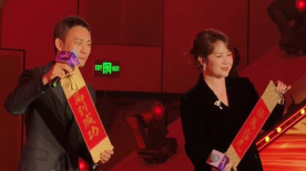 认真工作的女孩